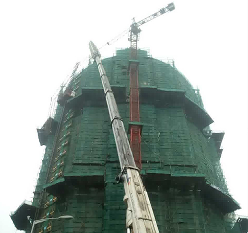 武进吊车在工地上作业